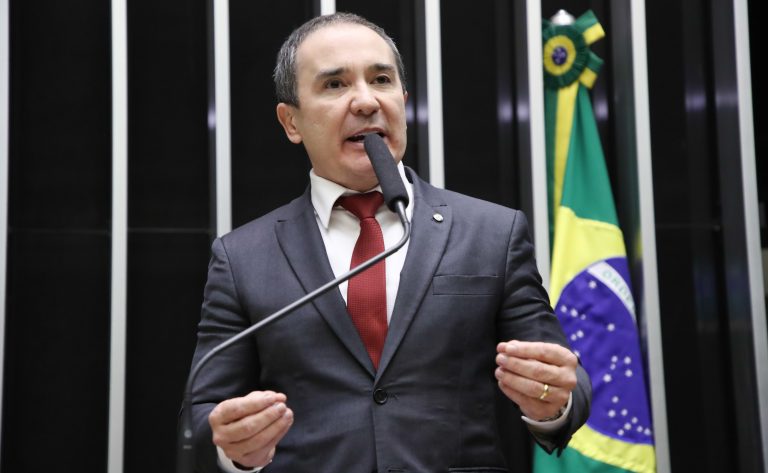 Comissão aprova programa de acompanhante para idosos no SUS