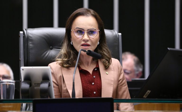 Comissão aprova programa de incentivo para contratação de mães atípicas