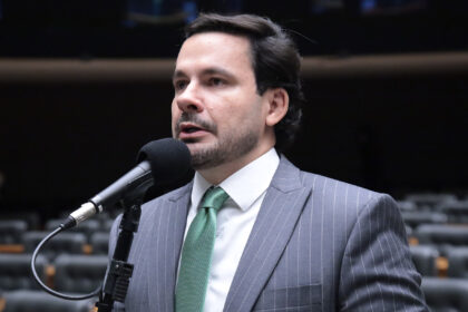 Comissão da Câmara aprova fim da taxa de fiscalização de celulares