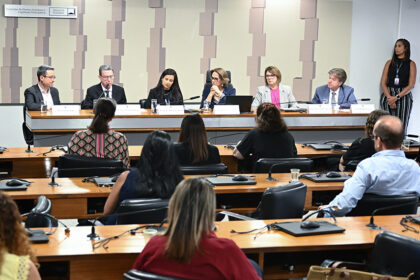 Debate no Senado aponta falhas no cuidado de doença pulmonar rara