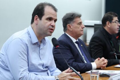 Comissão aprova lei que obriga maternidades a ter banco de leite