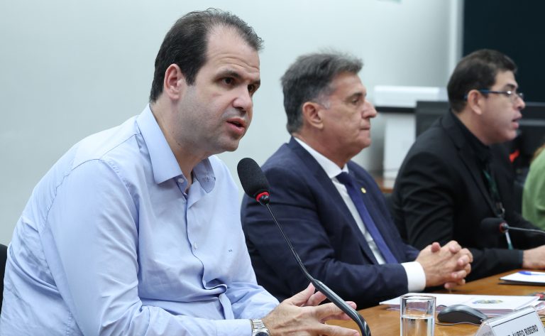 Comissão aprova lei que obriga maternidades a ter banco de leite