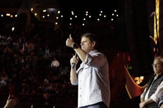 Governador de SP diz que Flávio Bolsonaro segue projeto de Bolsonaro