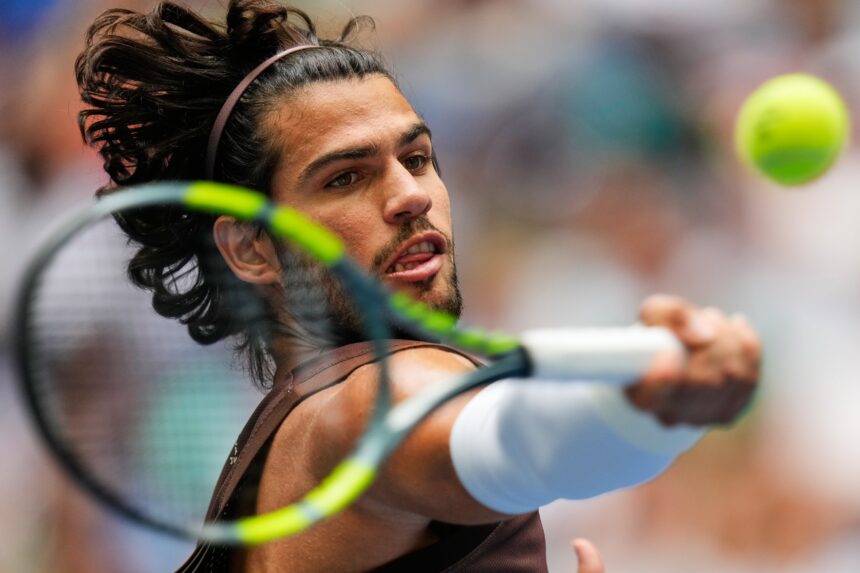 Carlos Alcaraz vence Roman Safiullin e avança no torneio