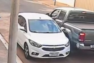Motorista de caminhonete atinge carro após briga em Batatais