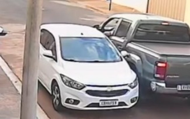 Motorista de caminhonete atinge carro após briga em Batatais