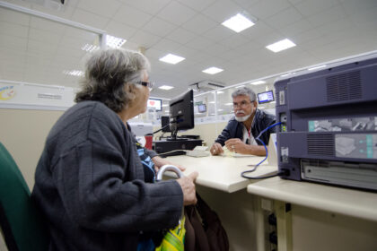 Projeto obriga órgãos públicos a criar espaços para idosos