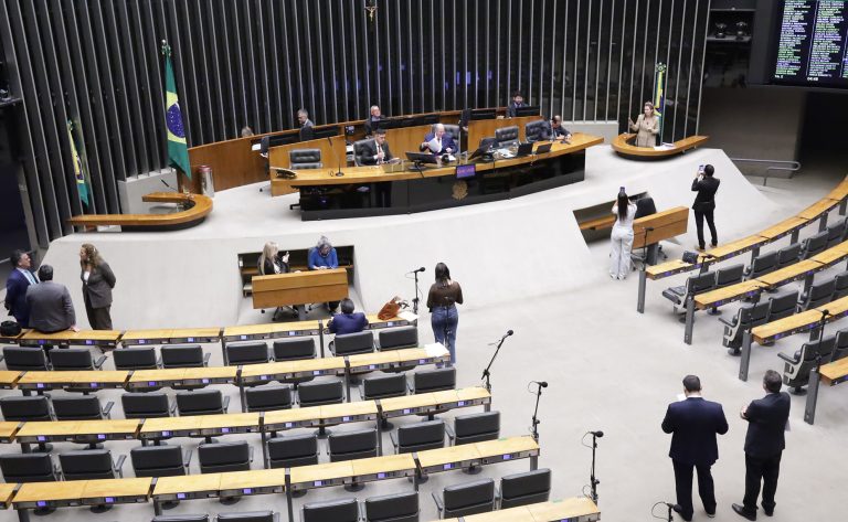 Câmara aprova urgência para dois projetos em sessão de Plenário