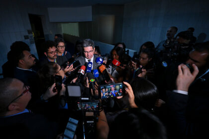 Randolfe Rodrigues prevê votação de PEC do fim da escala 6x1