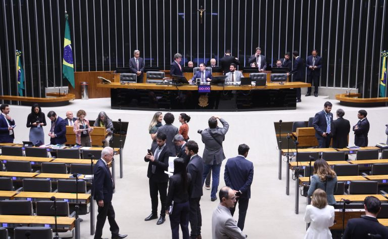 Câmara aprova fim de imposto para compras internacionais até 50 dólares