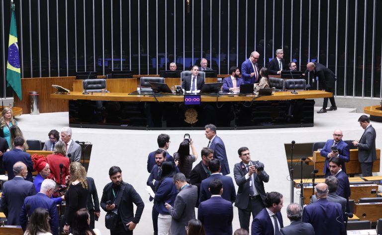 Câmara aprova texto que acaba com imposto de compras até 50 dólares