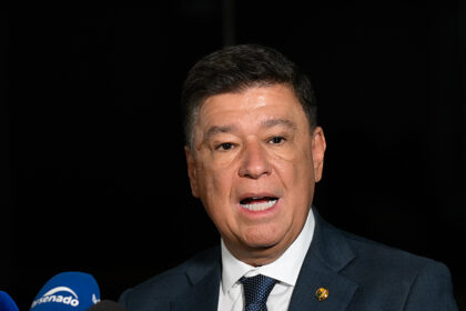 Carlos Viana pede impeachment de Alexandre de Moraes no Senado