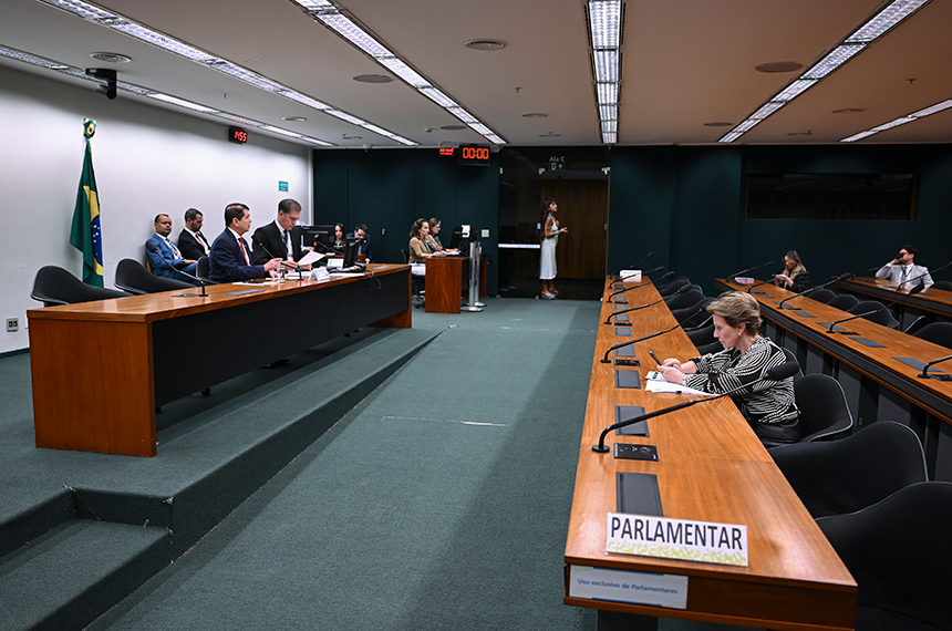 Governo prevê salário mínimo de R$ 1.741 para 2027