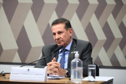 Vanderlan Cardoso apoia fim da escala de trabalho 6x1